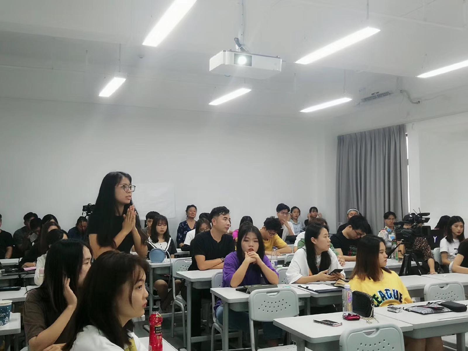 ���ڴ�ѧ�о������������γ�